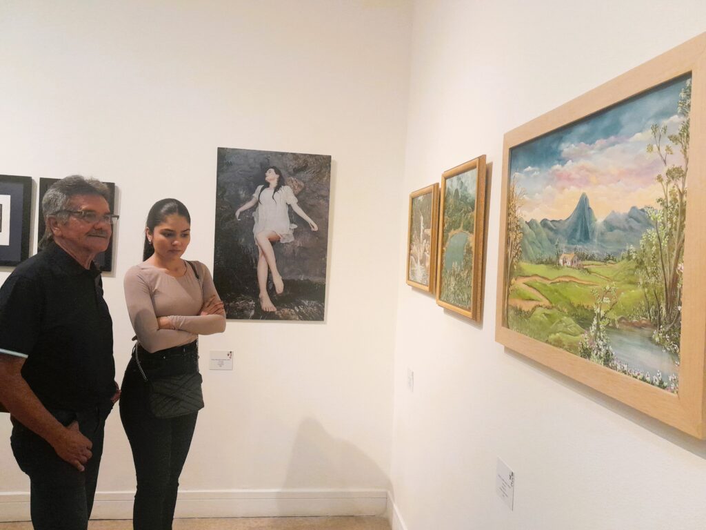 Obras de artes pláticas en el Gran Salón II Salón de Talentos Regionales 2023.