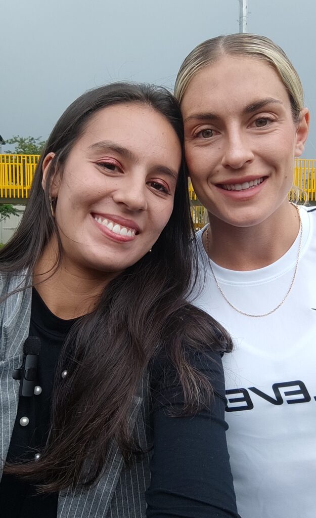 De izquierda a derecha: Laura Toro periodista de Octavio Prensa, junto a Alexia Putellas.