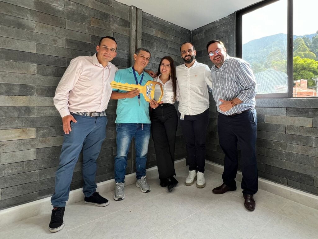 Luis Carlos García Agudelo recibió las llaves de su nuevo hogar.