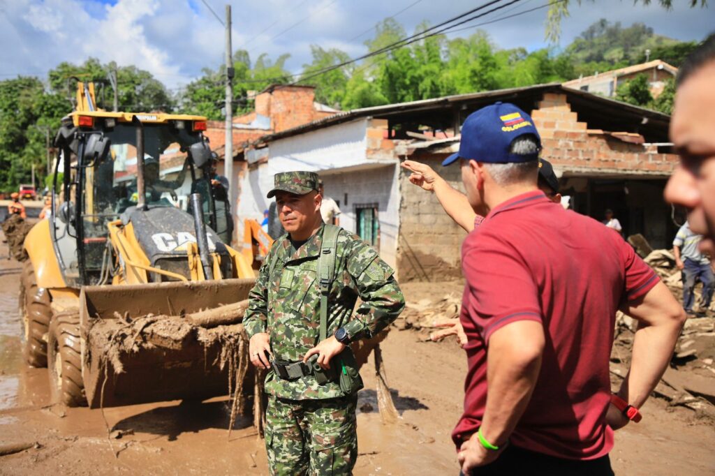 El gobernador de Antioquia, Andrés Julián Rendón, visitó Venecia tras la emergencia por las lluvias.
