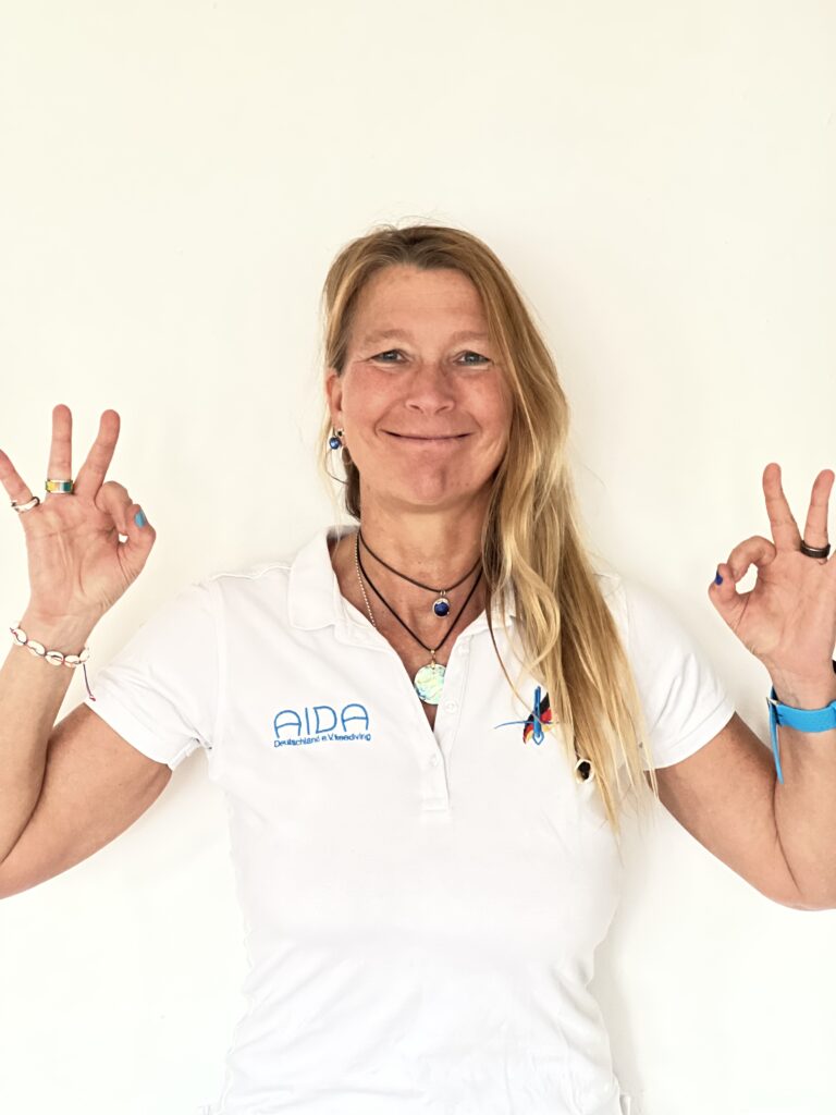 Heike Schwerdtner rompe récord mundial en apnea estática.