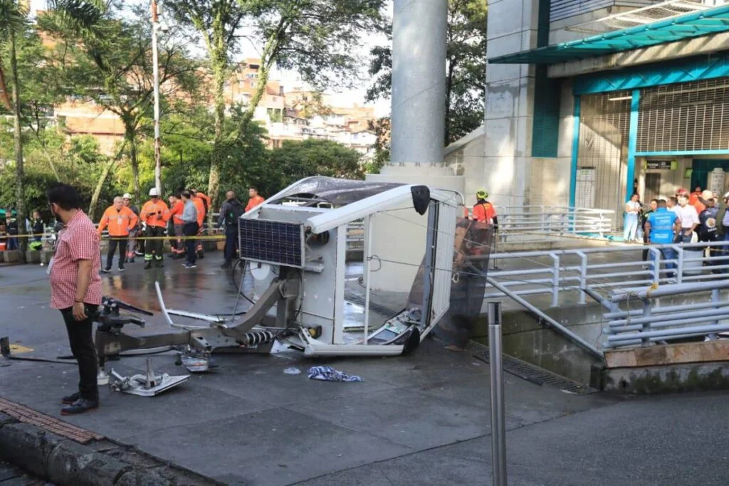 Grave accidente en el metrocable de Medellín, tras el desplome de una de las cabinas.