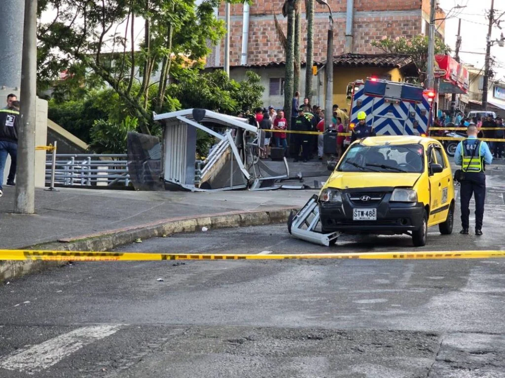 Las autoridades reportaron un muerto y varios heridos tras el desplome de la cabina del metrocable.
