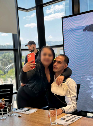 El estudiante Jairo disfrutando de la compañía de sus familiares.