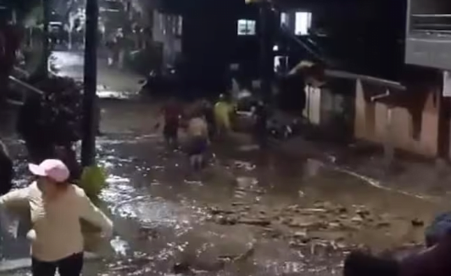 Las calles quedaron inundadas en buena parte del municipio de Venecia, Antioquia, tras una avalancha. Foto: cortesía.