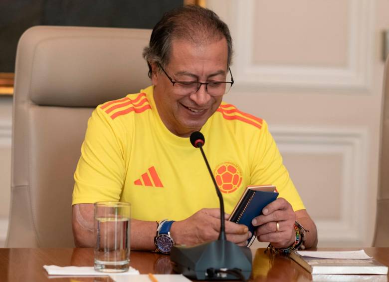 Gustavo Petro vistiendo la camiseta de la Selección Colombia. Foto: Presidencia