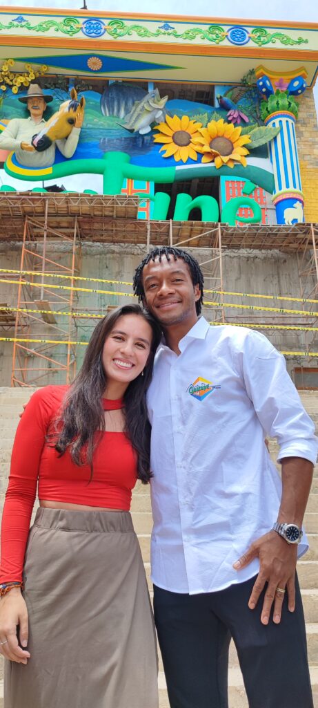 Laura Toro, periodista de Octavio Prensa, junto a Juan Guillermo Cuadrado.