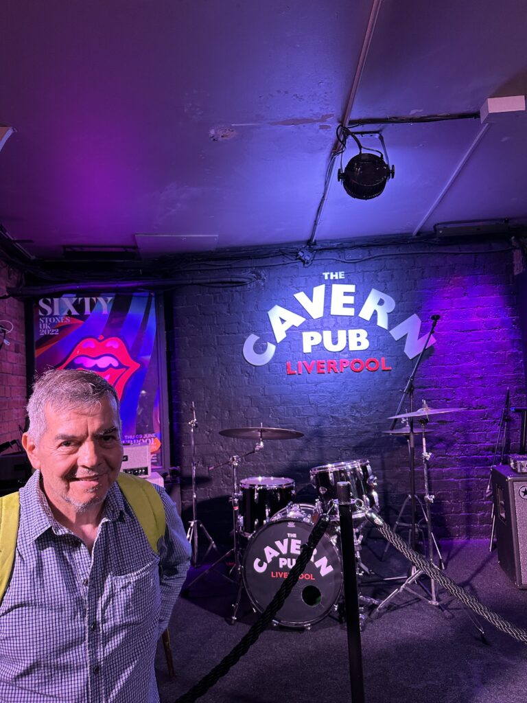 Octavio Prensa en la Caverna de Los Beatles.