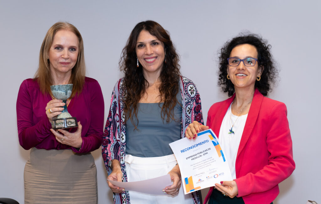 De izquierda a derecha María Patricia Giraldo, vicepresidenta Experiencia Empleado y Soluciones Organizacionales EPM; Cristina Plata Pérez, Gerenta Equilatera; Maria Alejandra Peña AFD.
